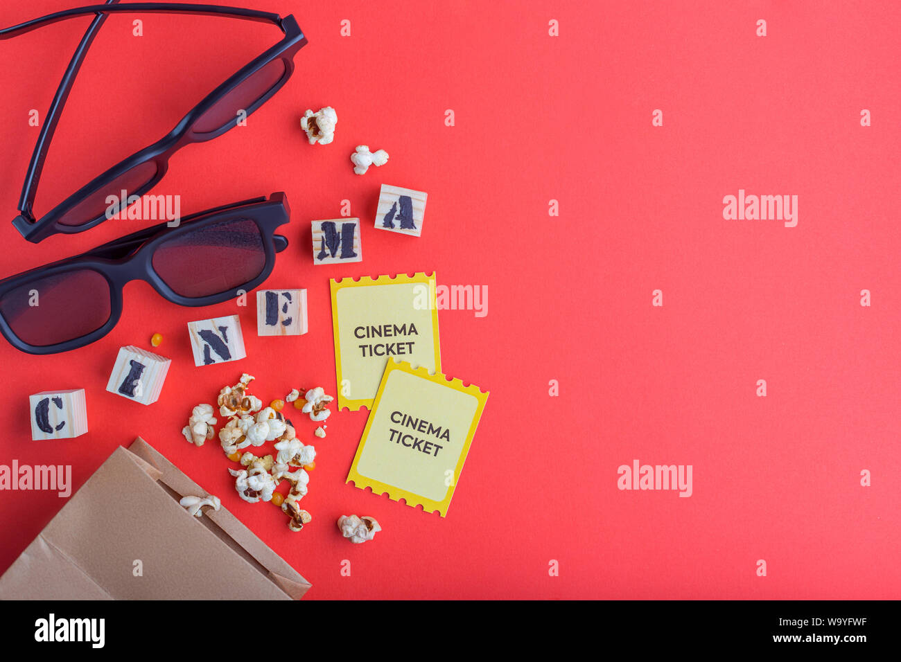Craft Tasche mit Popcorn 3d Kino Brillen tickets Holzwürfel mit Text auf rotem Hintergrund kreative flatlay Stockfoto