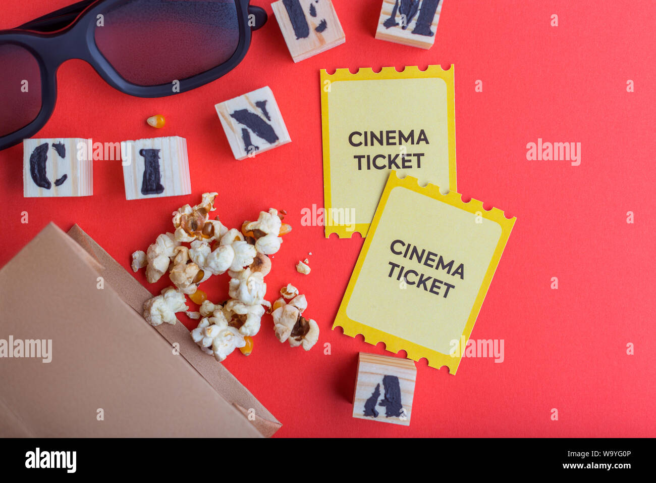 Craft Tasche mit Popcorn 3d Kino Brillen tickets Holzwürfel mit Text auf rotem Hintergrund kreative flatlay Stockfoto