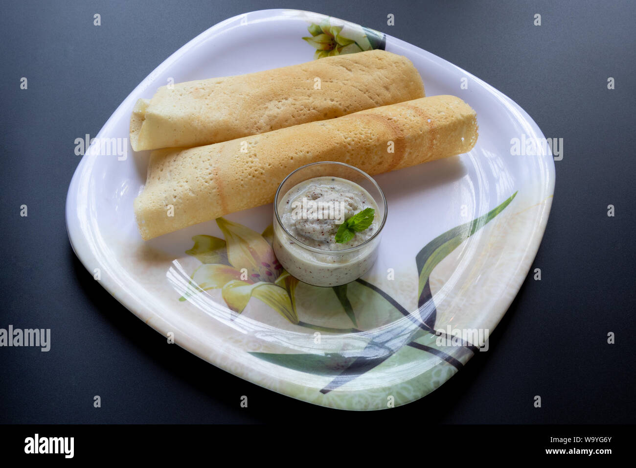 Masala Dosa mit Kokos Chutney, South Indian Mahlzeit serviert mit Kokos Chutney. Stockfoto
