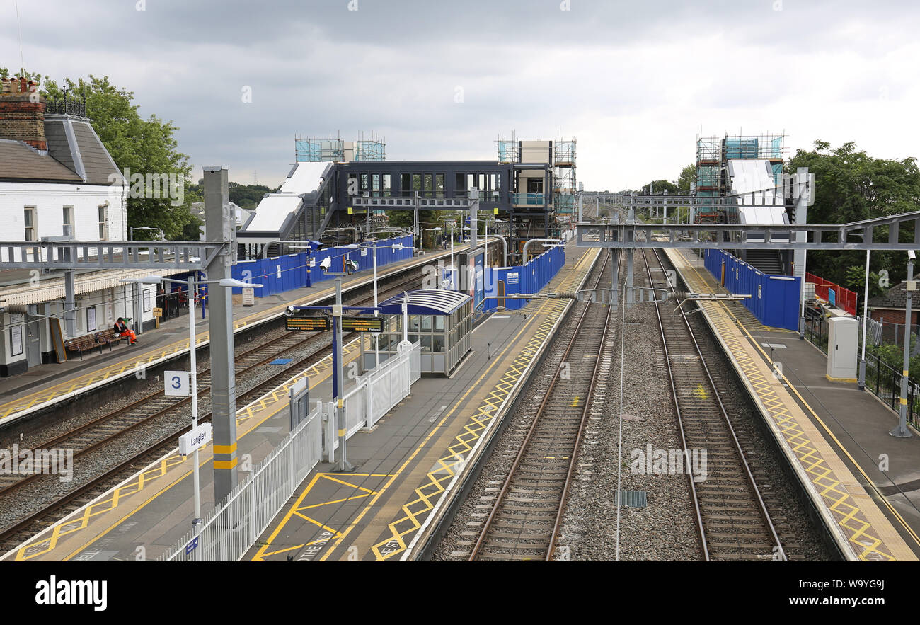Bau neuer Fußgängerbrücken an einem leeren Langley Bahnhof in Buckinghamshire. Sie erstreckt sich über die westliche Hauptbahnstrecke von London nach Wales Stockfoto