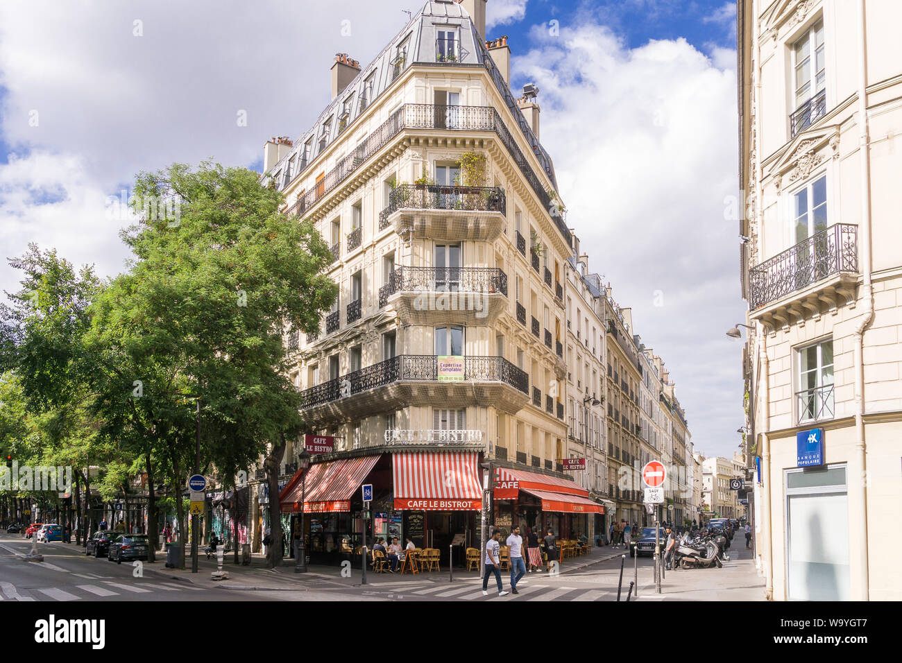Paris Street Scene auf dem Boulevard Magenta, vor dem Cafe Le Bistrot, im 10. arrondissement. Frankreich, Europa. Stockfoto