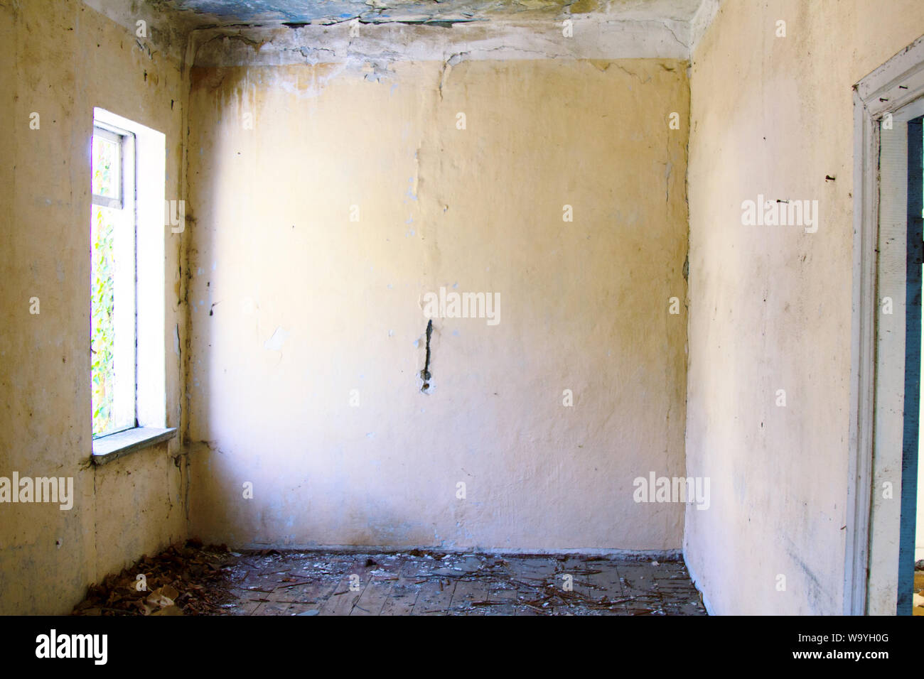 Verlassenes Haus mit leeren Räumen, Zeichen menschlicher Verwüstung Stockfoto