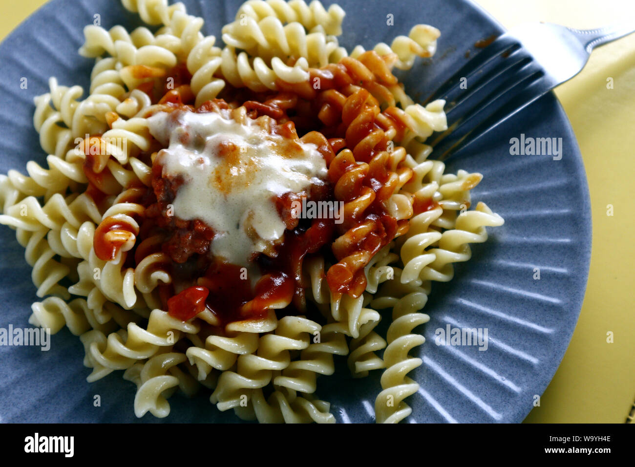 Foto von frisch zubereiteten spiral Nudeln mit Käse und Tomaten Sauce Stockfoto