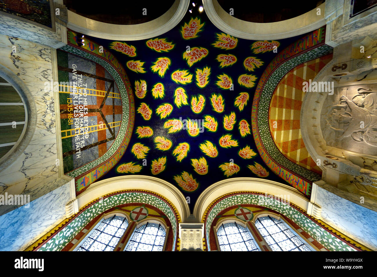 London, England, UK. Westminster Cathedral (Katholisch: 1903). Kapelle des Hl. Georg und der englischen Märtyrer. Die Mosaiken von Tom Philips: 2016 Stockfoto