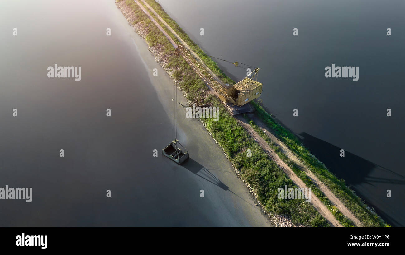 Bagger in Kläranlagen Luftaufnahmen mit Drone arbeiten Stockfoto