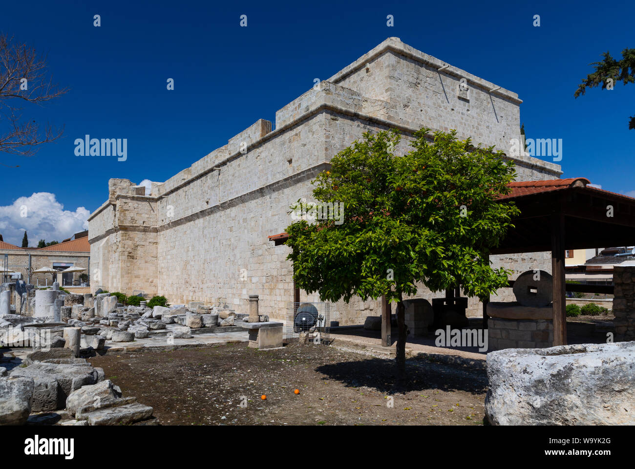 Die Ostfassade der mittelalterlichen Burg Limassol, die sich in der Nähe des alten Hafenviertels im Herzen des historischen Zentrums der Stadt Limassol auf Zypern befindet. Stockfoto