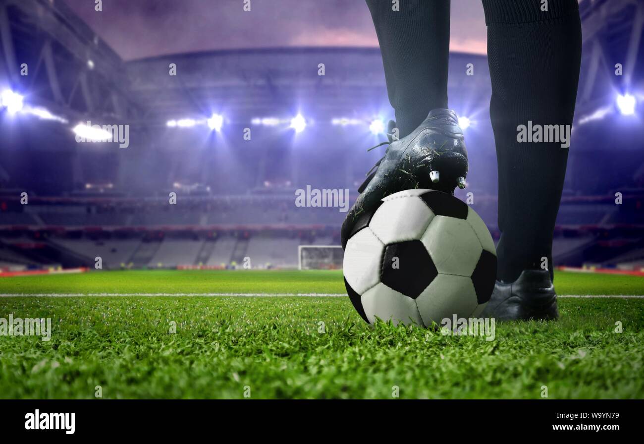 Fußball-Spieler Fuß in der Nähe in einem Stadion während Fußballspiel unter hellen Strahler Stockfoto