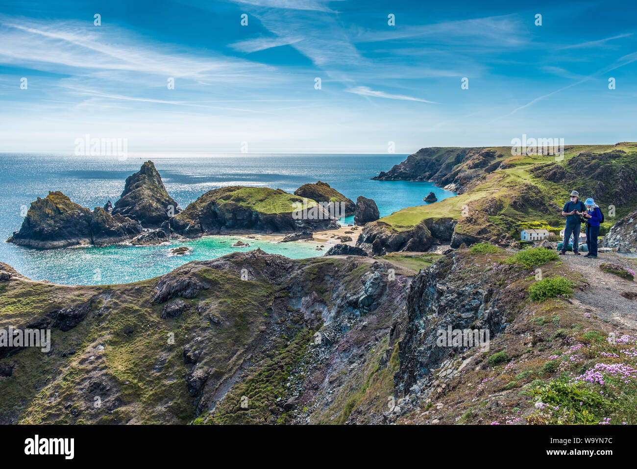 Dramatische Küstenlandschaften an Kynance Cove auf der Lizard Halbinsel im Süden von Cornwall, England, Vereinigtes Königreich. Stockfoto