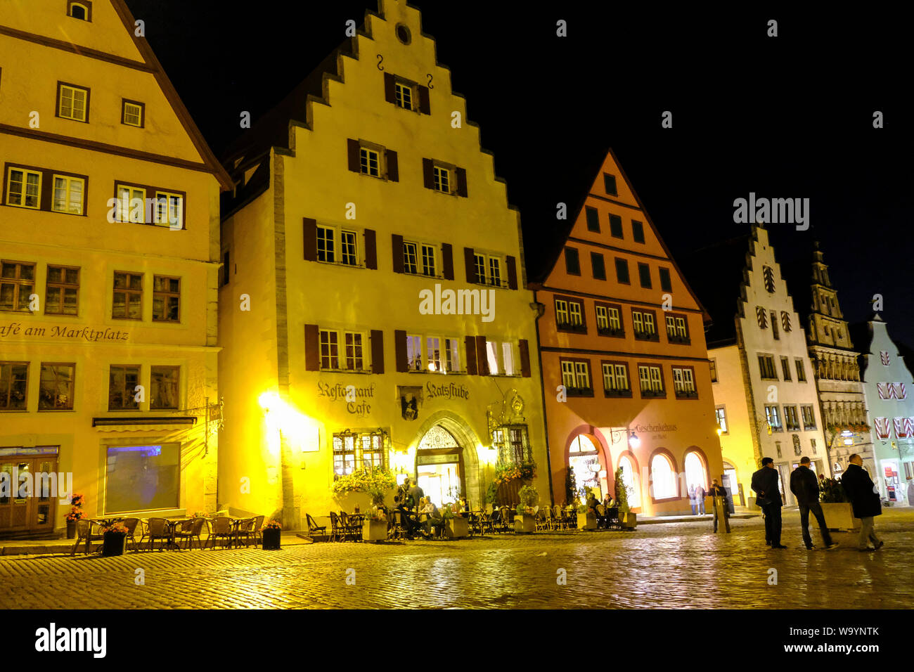 17.10.2018, Rothenburg o.d. Tauber, Mittelfranken, Bayern, Deutschland - Stadt Häuser auf dem Marktplatz in Rothenburg o.d. Tauber am Abend Stockfoto