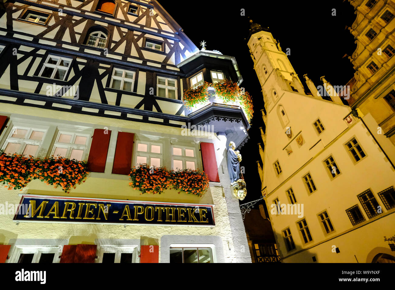 14.10.2018, Rothenburg o.d. Tauber, Mittelfranken, Bayern, Jagstheimerhouse mit der Marien Apotheke und das Rathaus zu Beginn der H Stockfoto