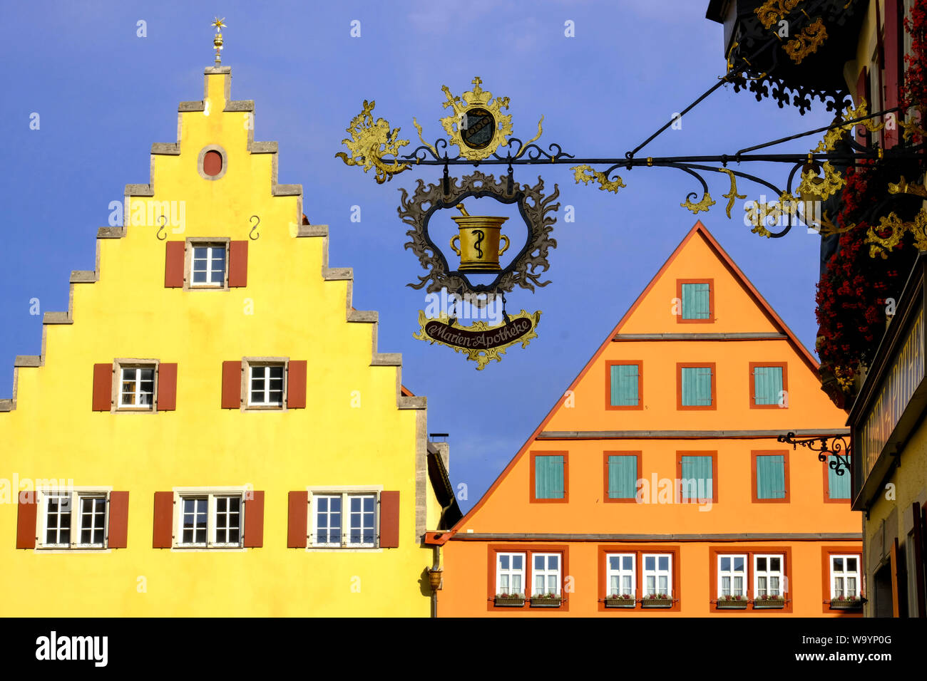 16.10.2018, Rothenburg o.d. Tauber, Mittelfranken, Bayern, Deutschland - Zeichen der Marien Apotheke und Häuser auf dem Marktplatz in Rothenb Stockfoto