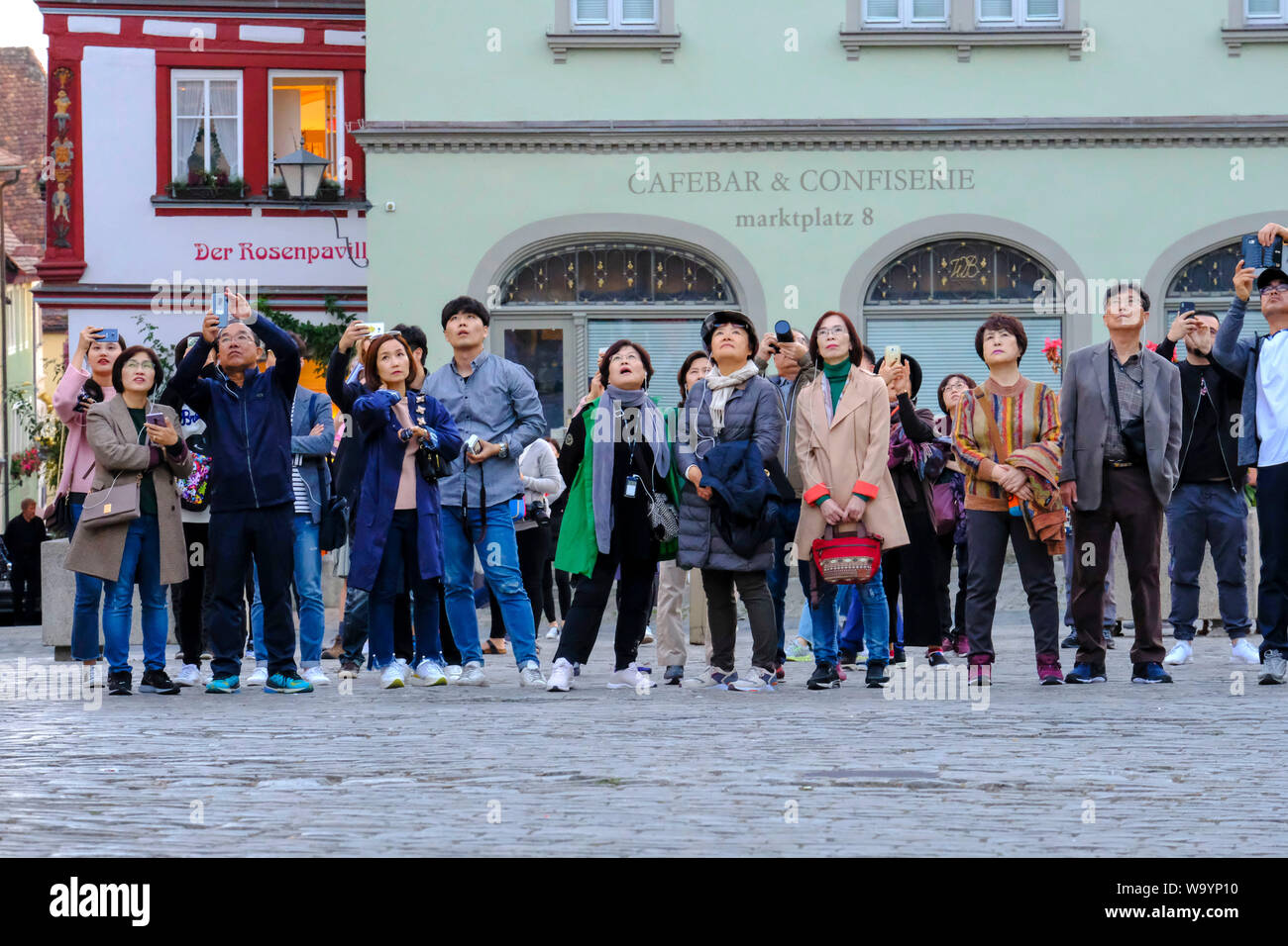 17.10.2018, Rothenburg o.d. Tauber, Mittelfranken, Bayern, Deutschland - Chinesische Reisegruppe auf dem Marktplatz in Rothenburg o.d. Tauber - Chine Stockfoto