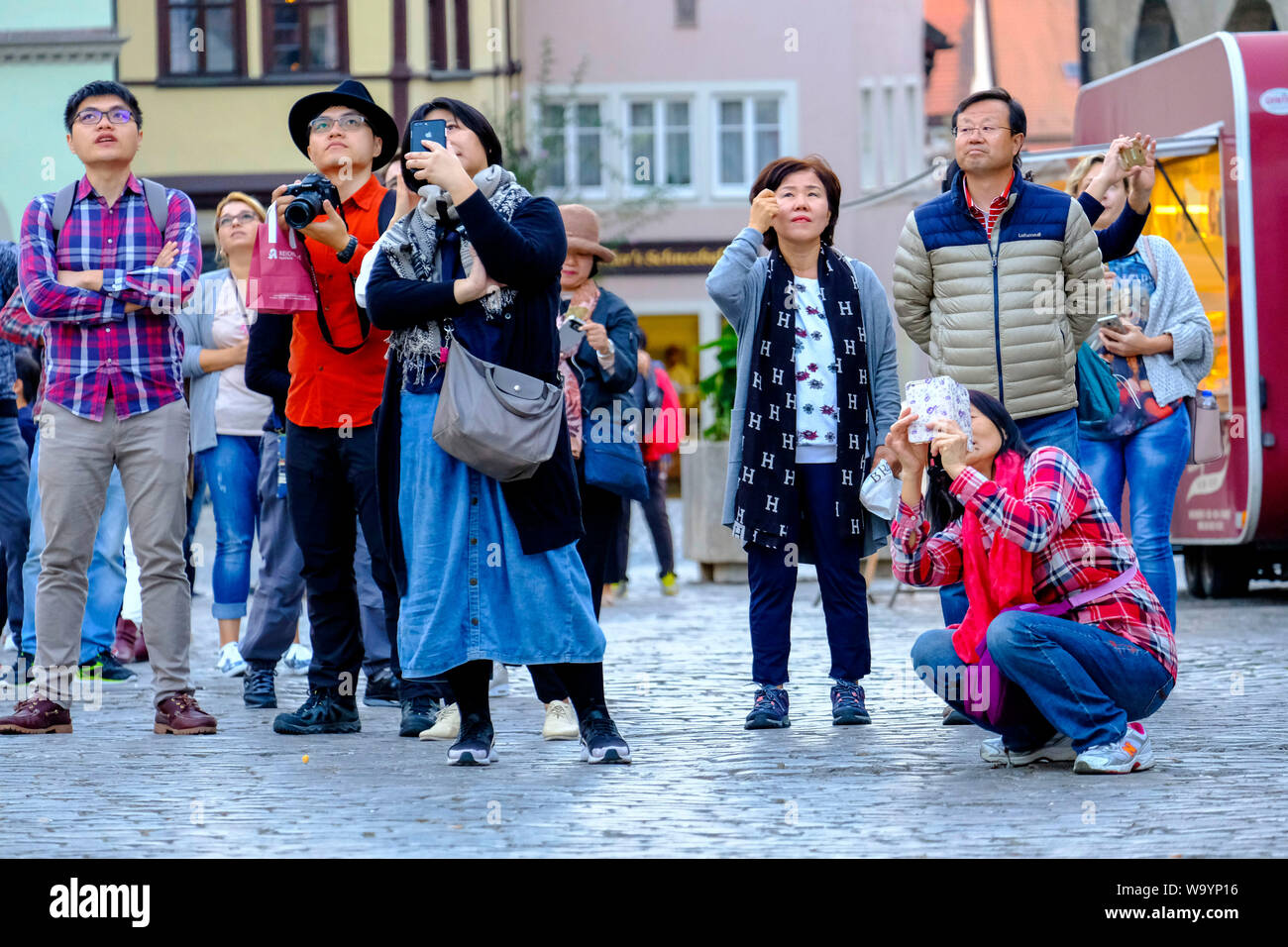 17.10.2018, Rothenburg o.d. Tauber, Mittelfranken, Bayern, Deutschland - Chinesische Reisegruppe auf dem Marktplatz in Rothenburg o.d. Tauber - Chine Stockfoto