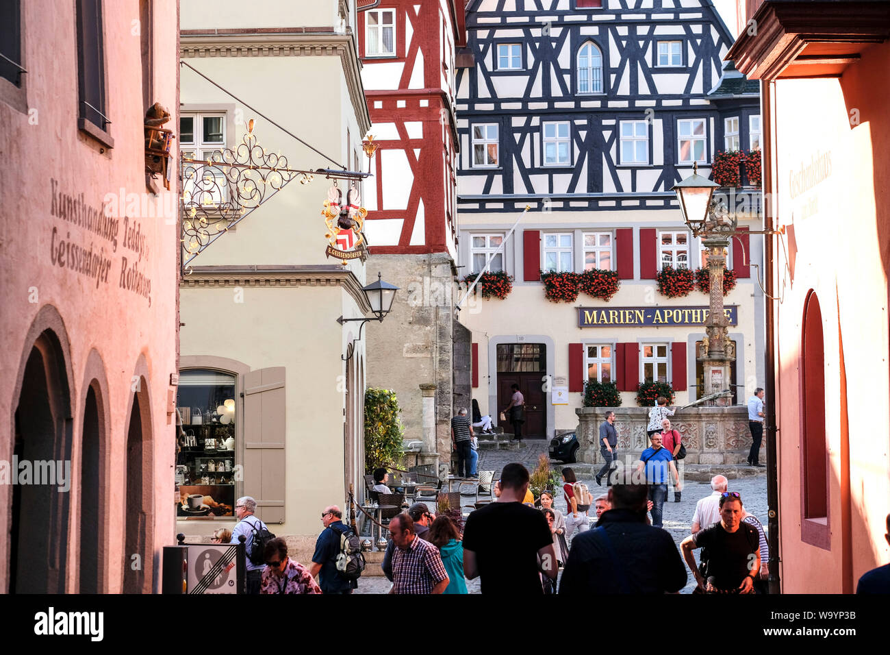 17.10.2018, Rothenburg o.d. Tauber, Mittelfranken, Bayern, Deutschland - Blick durch den Hafen Lane auf der Jagstheimerhaus mit der Marien pharmac Stockfoto