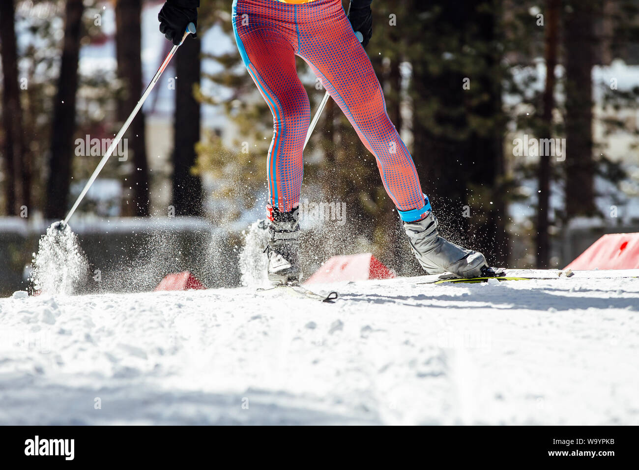 Füße Skifahrer Athlet Schnee splash Wettbewerb Langlauf Stockfoto