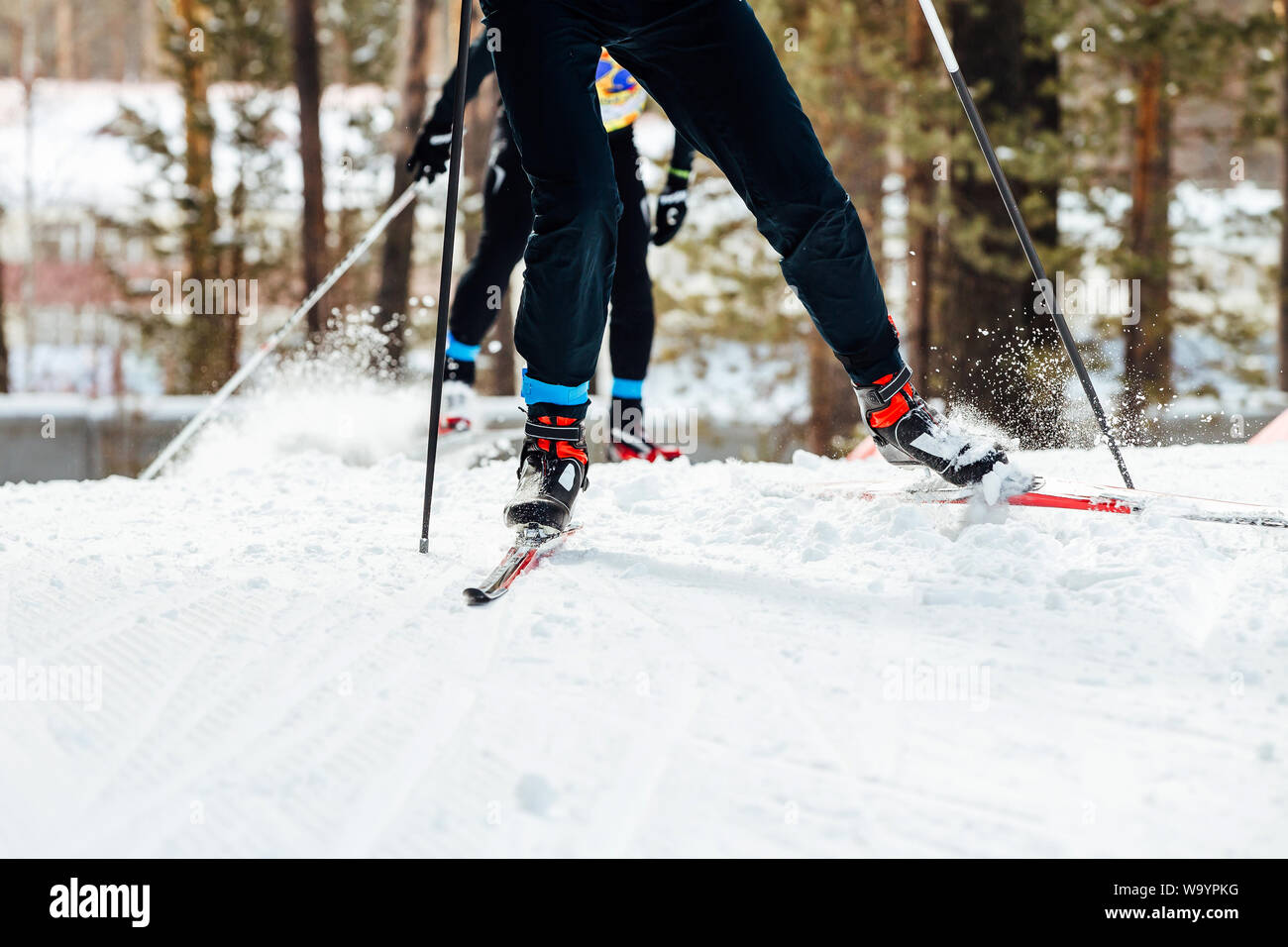 Wettbewerb Langlauf zwei Skifahrer Sportler bergauf Stockfoto