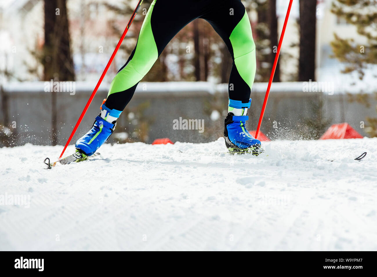 Beine und Ski Sportler Skifahrer klettern hinauf auf den sport Rennen Stockfoto