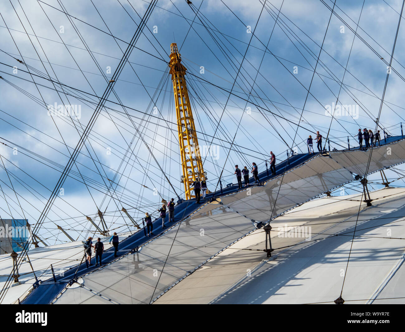 Oben auf dem Gehweg O2-O2 Arena, der einen geführten Aufstieg über das Dach der Arena mit malerischem Blick auf die Wahrzeichen Londons ermöglicht. Millennium Dome Gehweg. O2-Dome-Aufstieg. Stockfoto