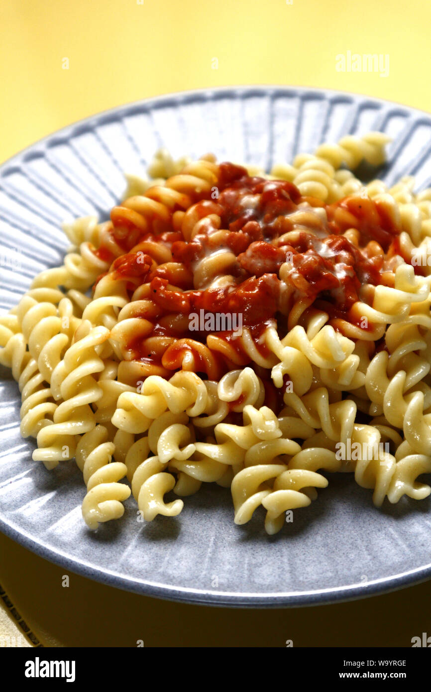 Foto von frisch zubereiteten spiral Nudeln mit Käse und Tomaten Sauce Stockfoto