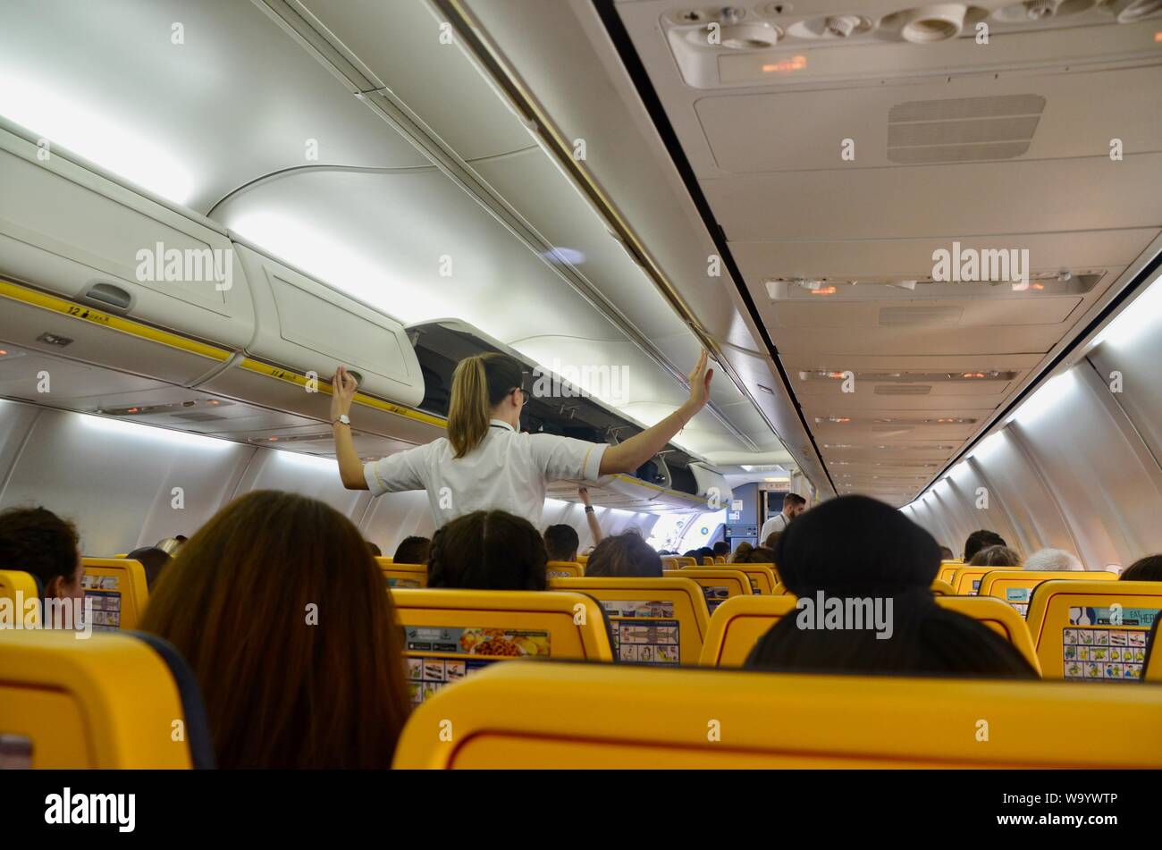 Interieur mit Ryanair Flug mit Cabin Crew schließen overhead Gepäckraum Stockfoto