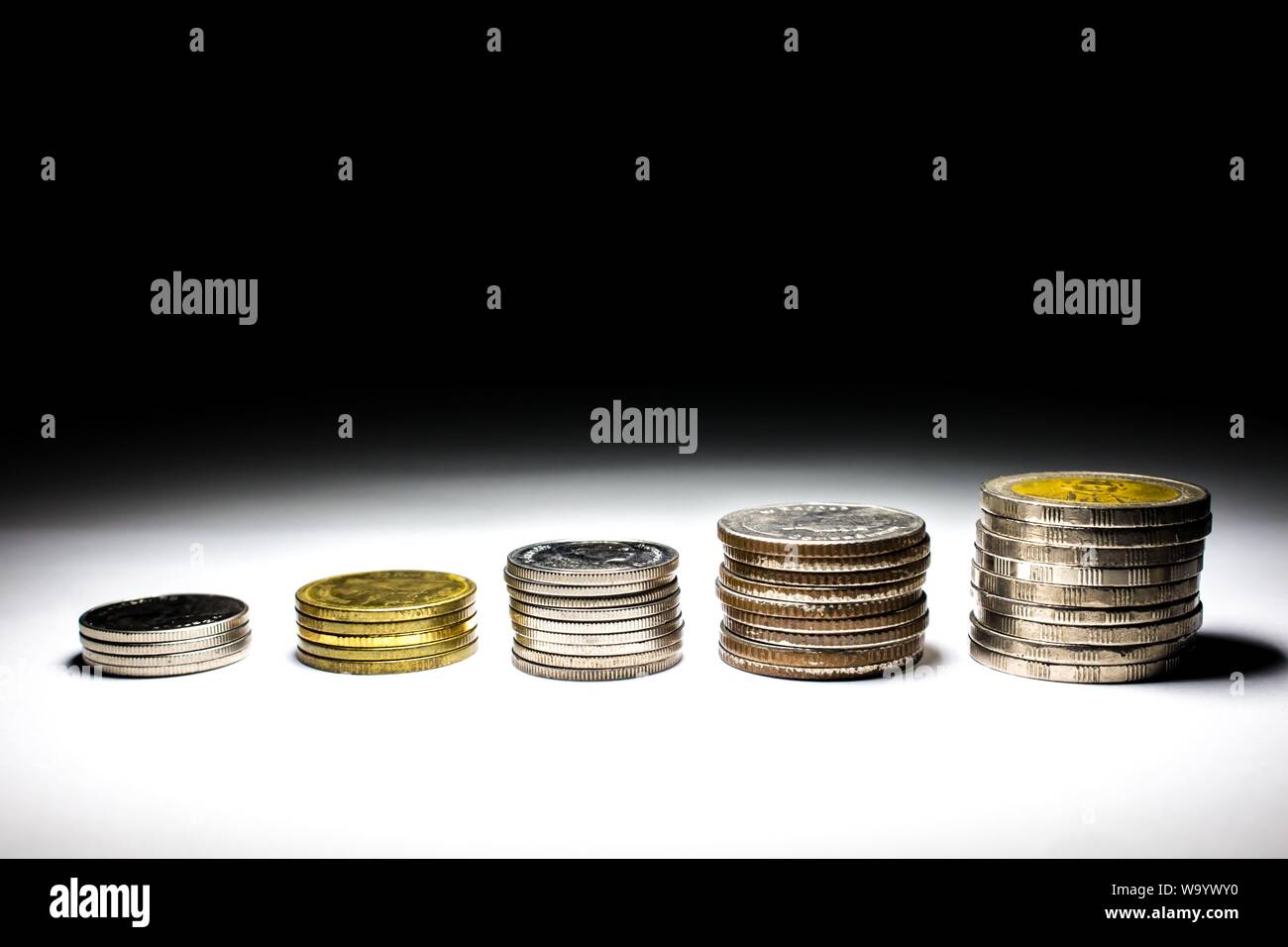 Stapel von Münzen mit dem König auf eine Münze. Stockfoto