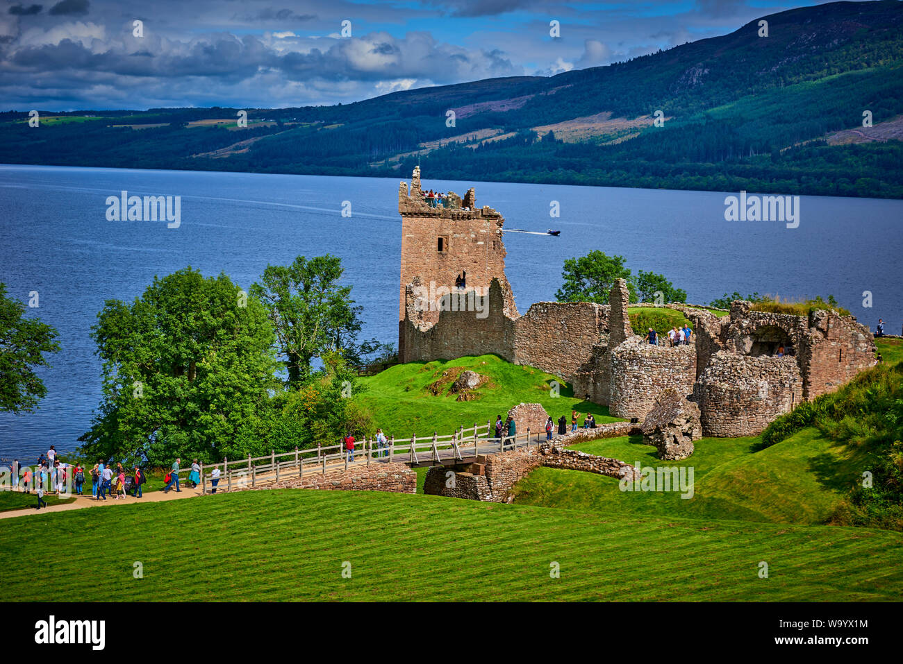 Urquhart Castle auf Lock Ness (GLNC) Stockfoto