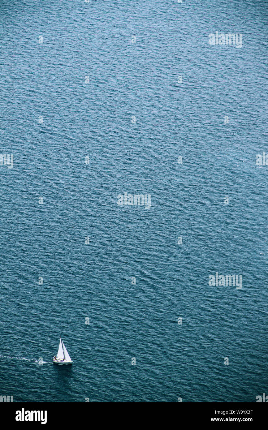 Blick von oben auf die Segelboote auf dem Meer. Sehr schönes Foto mit viel Platz für Text kopieren oder was auch immer Stockfoto