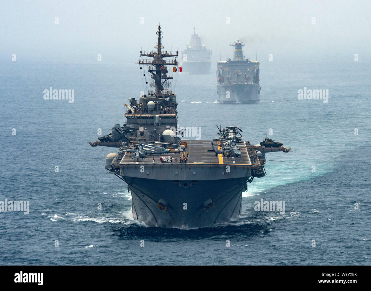 190812-N-FG 333-2048 Straße von Hormuz (Aug. 12, 2019) Amphibisches Schiff USS Boxer (LHD4), Flotte Auffüllung öler ship USNS Tippecanoe (T-AO 199) und amphibious Transport dock Schiff USS John Murtha (LPD S. 26) Transite die Straße von Hormuz. Boxer ist Teil der Boxer Amphibious Ready Gruppe und 11 Marine Expeditionary Unit und ist in die USA 5 Flotte Bereich der Maßnahmen zur Unterstützung der Marine im Einsatz für die Stabilität und Sicherheit in der Region zu gewährleisten und verbindet das Mittelmeer und den Pazifischen Raum durch den Westlichen Indischen Ozean und drei strategischen Punkten ersticken. ( Stockfoto