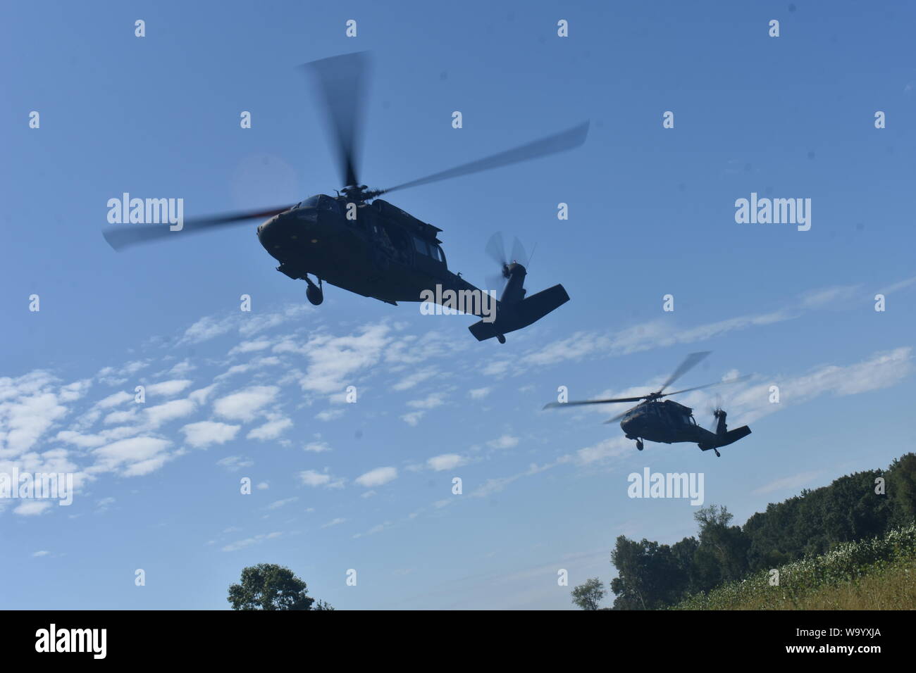 Ein UH-60 Blackhawk Helikopter fliegt über Saratoga Battlefield Park, N.Y., am 12.08.14., 2019. New York Army National Guard Soldaten waren, eine Tour von Saratoga Battlefield, während ihrer Ausbildung mit der Commander Karriere Kurs gegeben. (New York Army National Guard Foto von Sgt. Andrew Valenza) Stockfoto