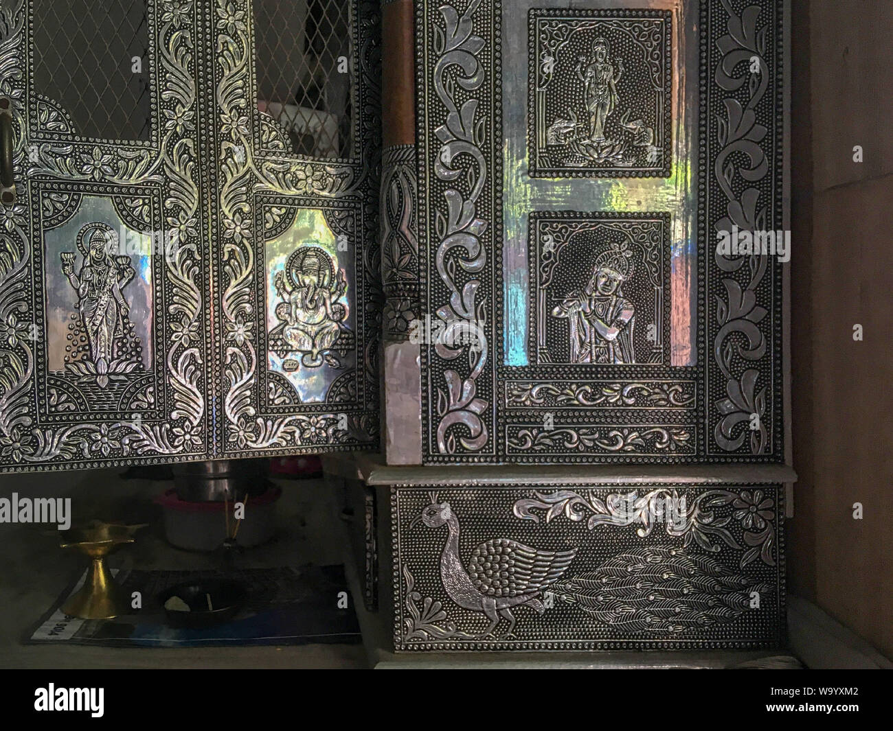 16 Aug 2019 Laxmi Ji Ganesh und Krishna auf home Tempel Tür des weißen Metall magarashtra Ghatkoper Mumbai Indien geschnitzt Stockfoto