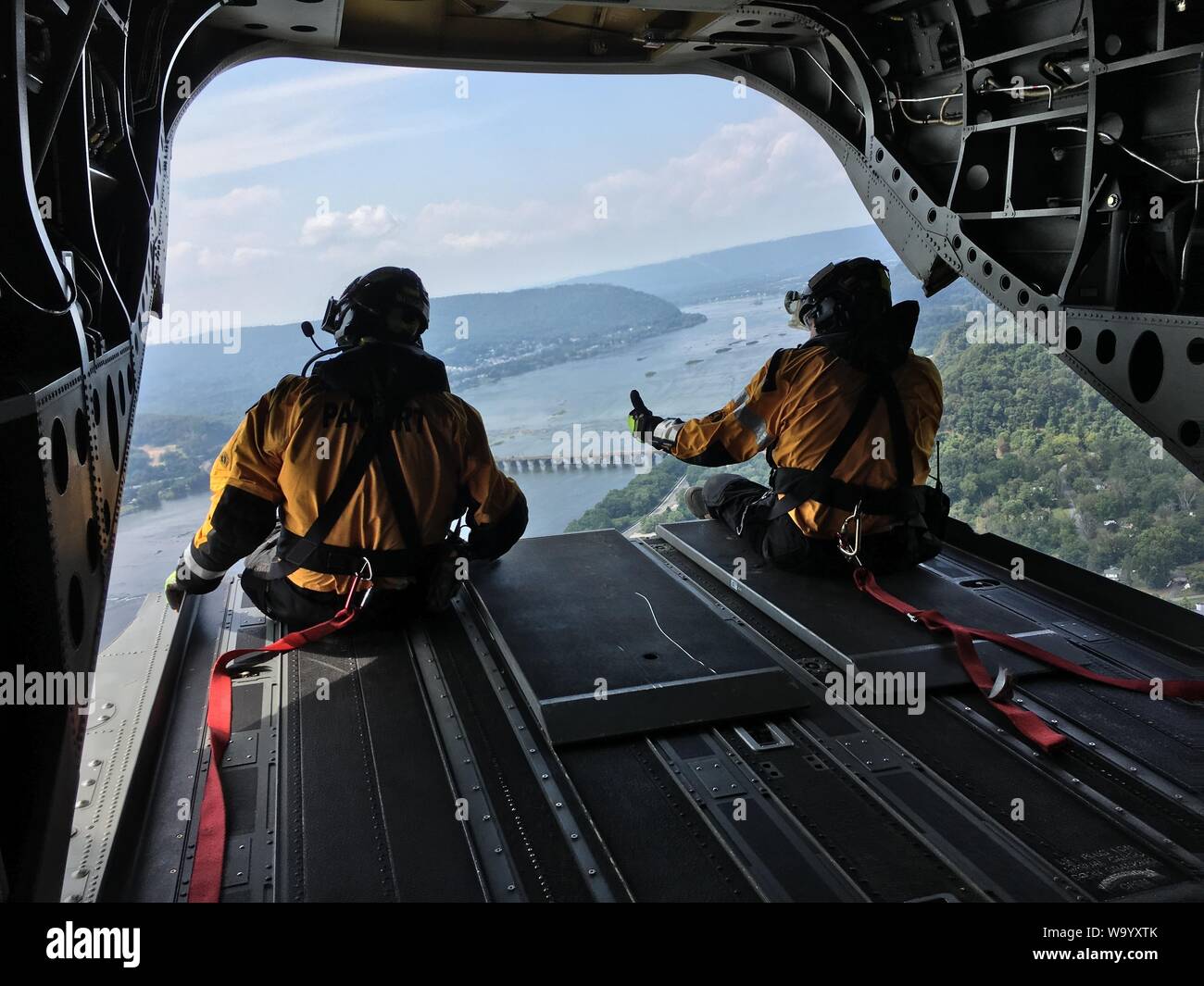 Rescue Techniker mit dem Pennsylvania Hubschrauber Aquatic Rescue Team Blick aus dem Rücken eines CH-47 Chinook Hubschrauber nach einem Notfallplan Übung in Harrisburg, Pennsylvania, 15 August, 2019. 28 ECAB Soldaten mit ihren Partnern in PA-HART und andere Zivile Einsatzkräfte während der Übung gearbeitet, genannt "Operation Hurricane." PA-HART ist eine gemeinsame Partnerschaft zwischen der Pennsylvania National Guard, Pennsylvania Fisch und Boot Kommission, Pennsylvania Emergency Management Agency und zertifizierte zivile Rettung Techniker. Es ist eine Antenne Such- und Rettungsteam, in der Lage zu helfen citize Stockfoto