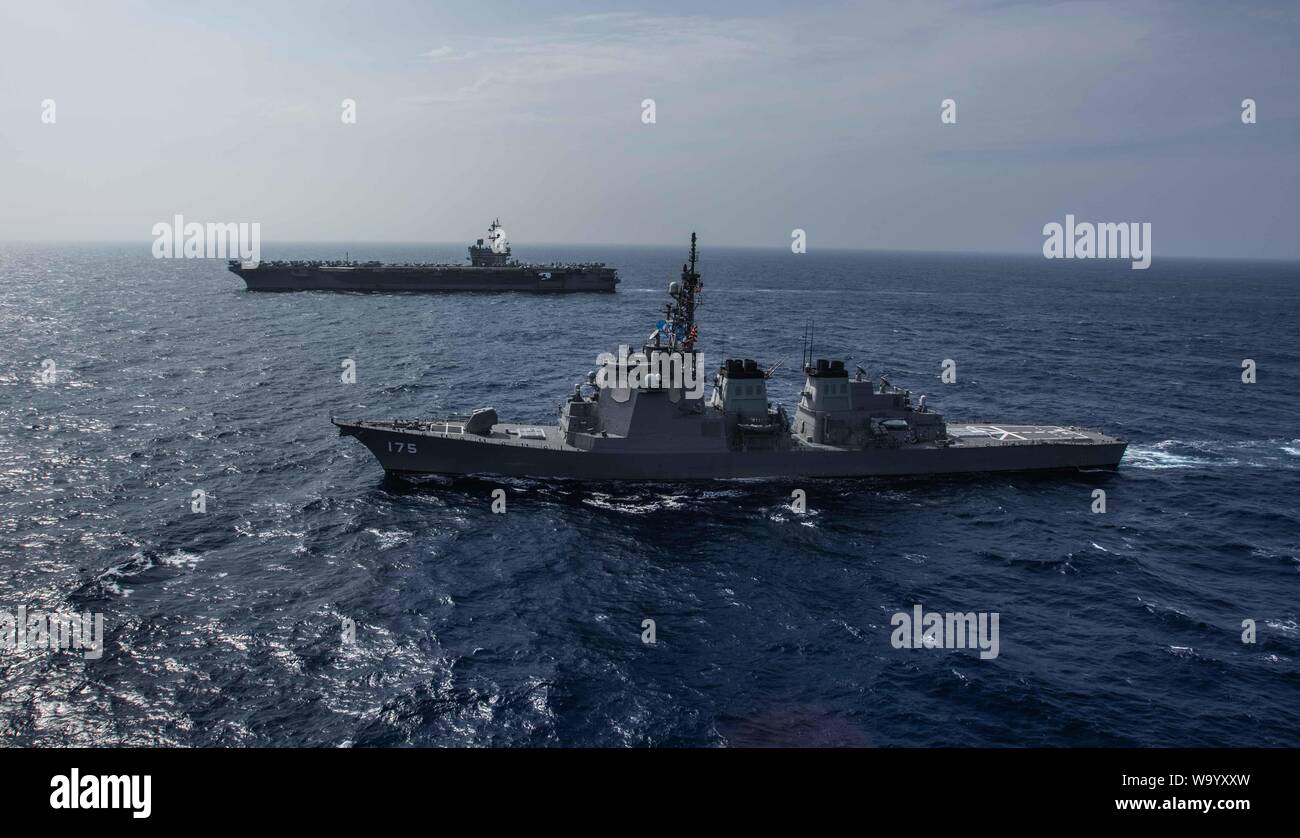 190815-N-PJ 626-5666 philippinischen Meer (15. August 2019) Die Marine vorwärts - bereitgestellt Flugzeugträger USS Ronald Reagan (CVN 76) Segeln neben der Japan Maritime Verteidigung-kraft geführte-missile Destroyer JS Myoko (DDG-175) während der Fahrt. Die Marine und JMSDF regelmäßig betreiben, Bahn und Bewegung zusammen, um die Interoperabilität zu verbessern und gemeinsame Fähigkeiten verstärken. Ronald Reagan, das Flaggschiff der Carrier Strike Group 5, bietet eine Bekämpfung bereit, Kraft, schützt und verteidigt die kollektive maritime Interessen seiner Verbündeten und Partnern in der indopazifischen Region. (U.S. Marine Foto von Masse Communi Stockfoto