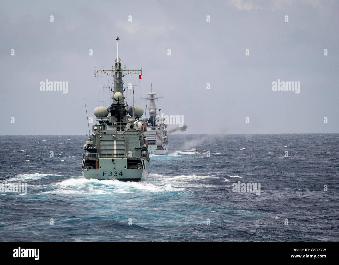 190815-N-UB 406-0088 ATLANTIK (Aug. 12, 2019) die Portugiesische Marine Fregatte NFP Francisco de Almeida (F 334), front, Transite hinter der Belgischen Marine Karel Doorman-Klasse Fregatte Leopold I (F930) als zwei Schiff führen Sie eine Live-fire Übung vom geführte Anti-raketen-Zerstörer USS Gridley (DDG101). Gridley ist unterwegs auf einem regelmäßig geplanten Einsatz als Flaggschiff der Standing NATO Maritime Group 1 maritime Operationen durchzuführen und einen kontinuierlichen maritime Fähigkeit zur NATO im nördlichen Atlantik. (U.S. Marine Foto von Mass Communication Specialist 2. Klasse Cameron Stein Stockfoto