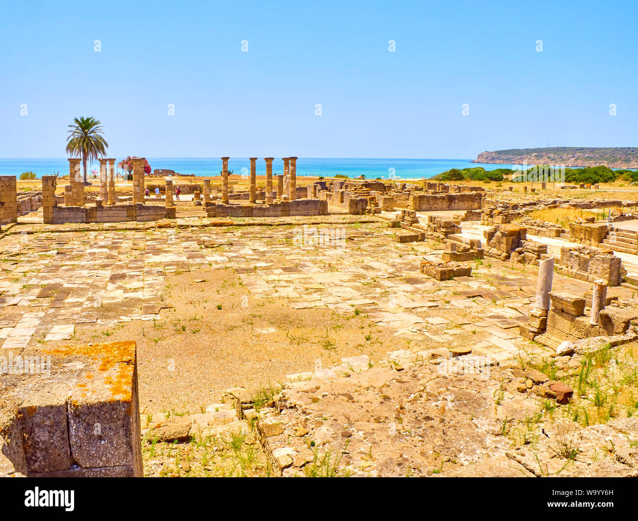 Bleibt der Platz Forum mit der Basilika im Hintergrund. Baelo Claudia archäologische Stätte. Tarifa, Cadiz. Andalusien, Spanien. Stockfoto