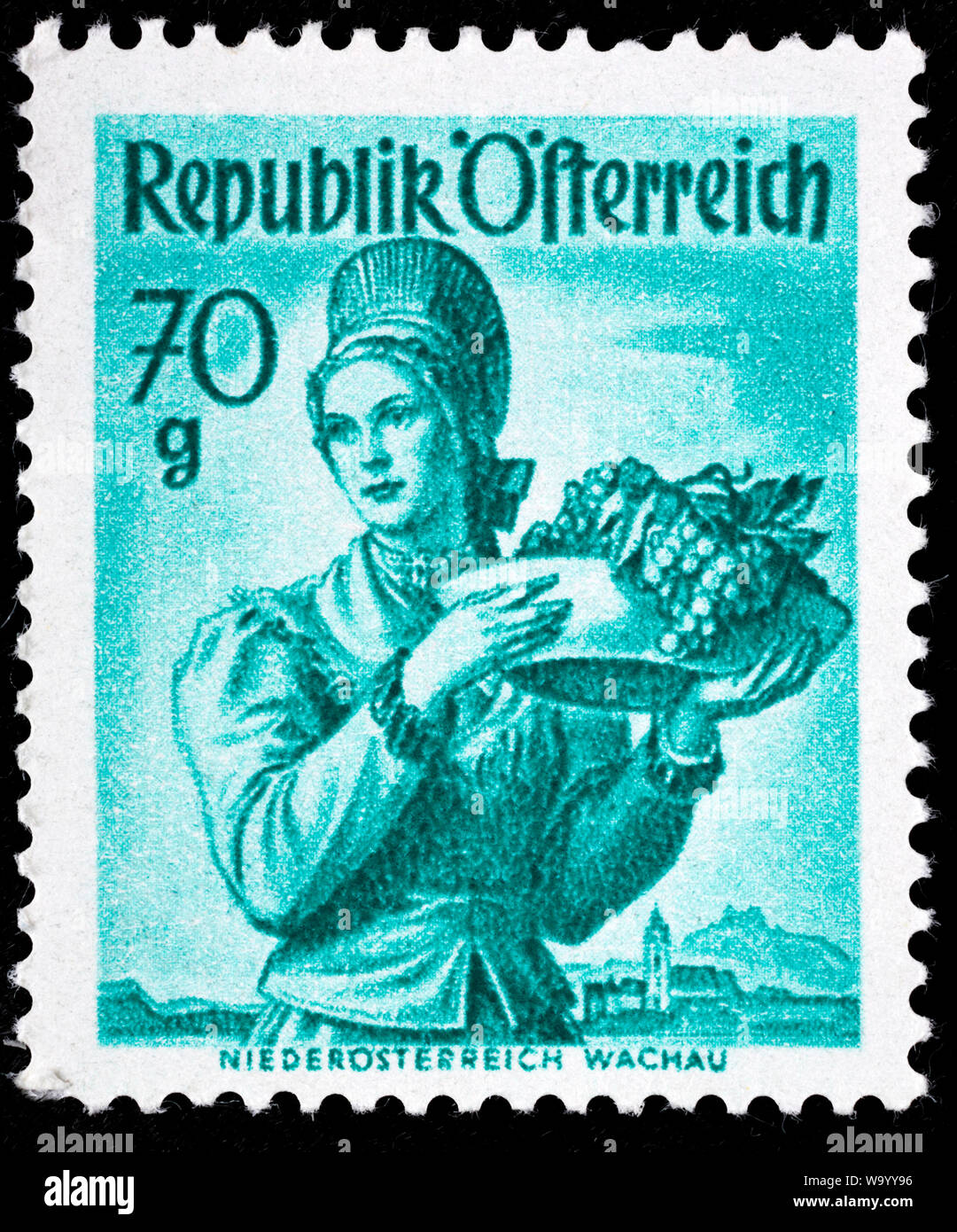 Frau in traditioneller Tracht, Wachau, Niederösterreich, Briefmarke, Österreich Stockfoto