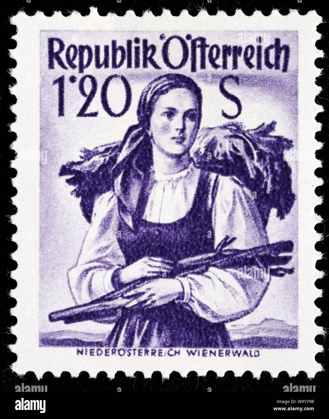 Frau in traditioneller Tracht, Lower Austria, Wienerwald, Briefmarke, Österreich Stockfoto