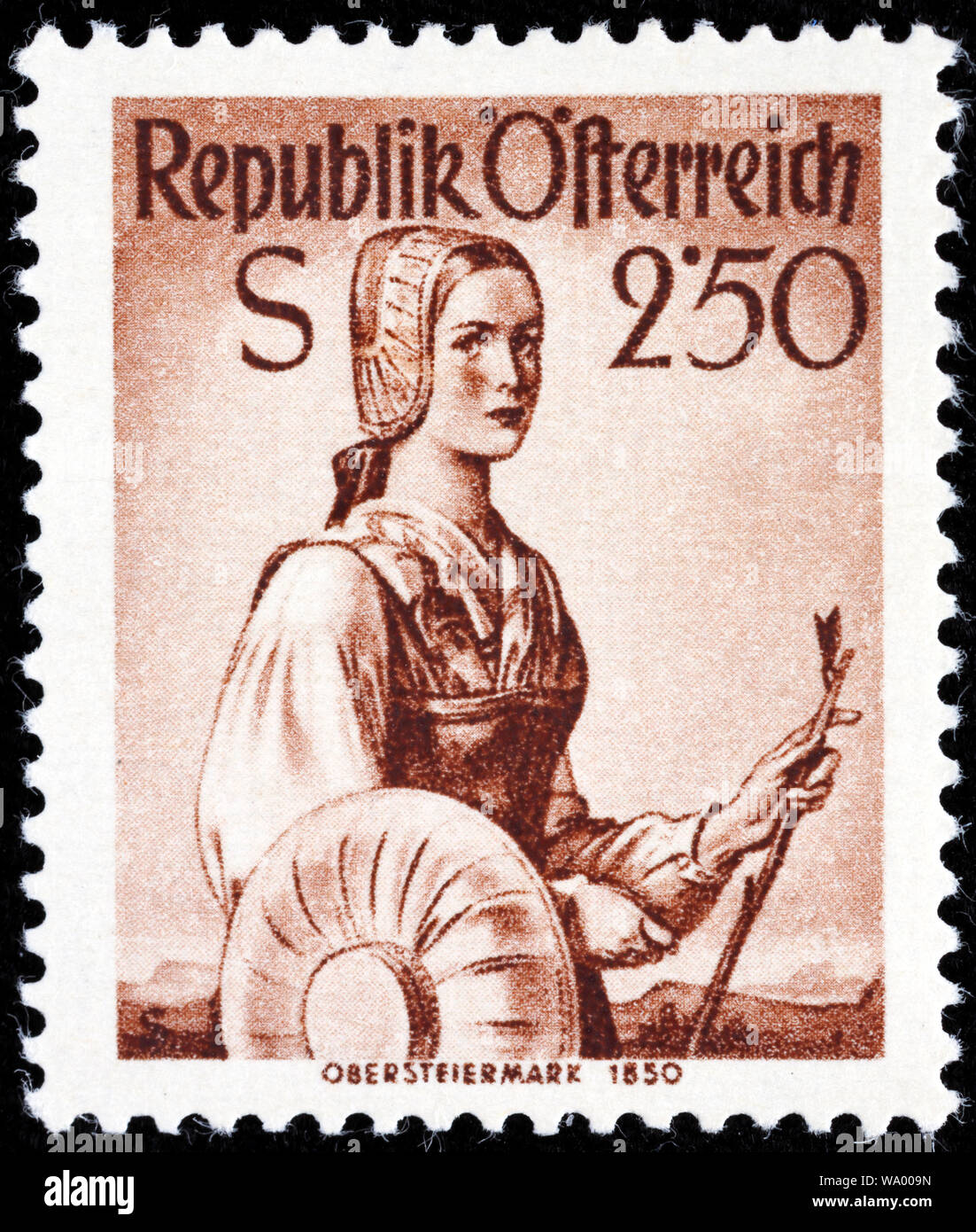 Frau in traditioneller Tracht, Steiermark, Briefmarke, Österreich Stockfoto