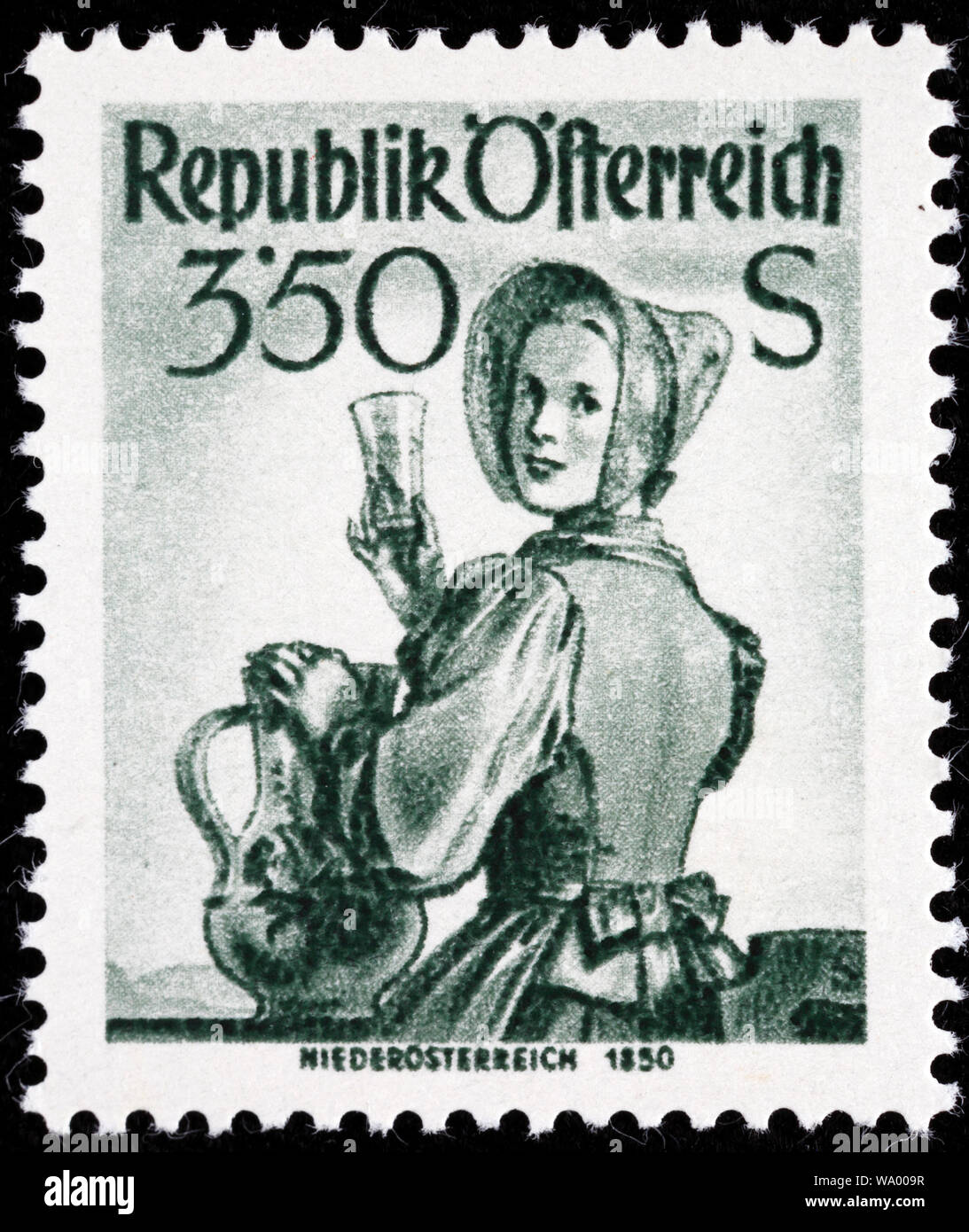 Frau in traditioneller Tracht, Lower Austria, Briefmarke, Österreich Stockfoto