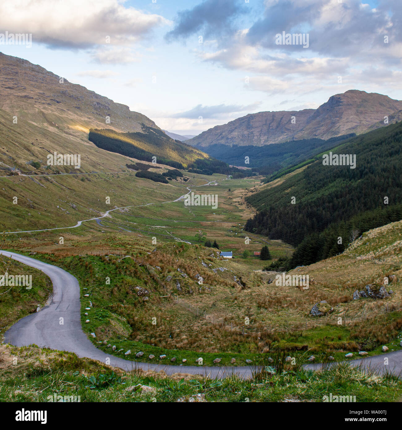 Mountain pass Straßen clumb das Tal von Glen Croe zum Rest und Dankbar über den Arrochar Alpen Berge in den Highlands von Schottland. Stockfoto