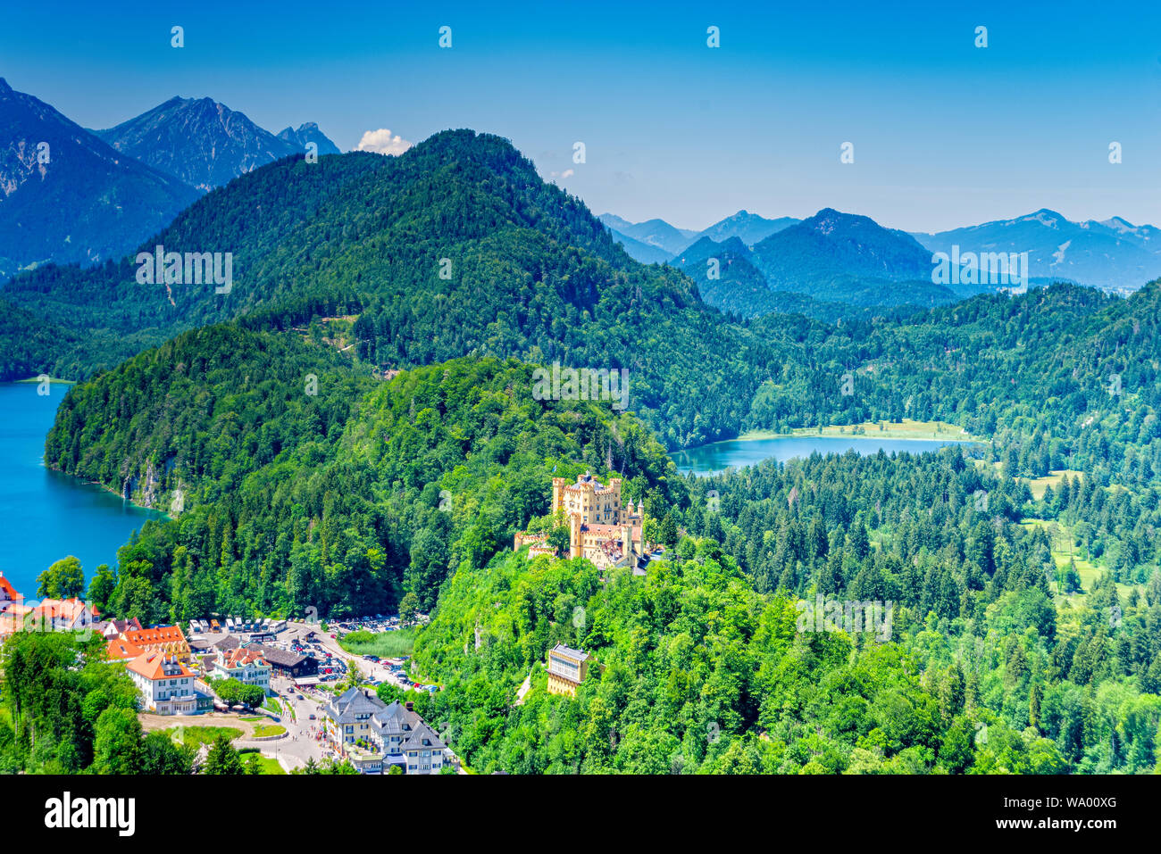 Das Schloss Hohenschwangau gegenüber von Schloss Neuschwanstein in Hohenschwangau Bayern Stockfoto
