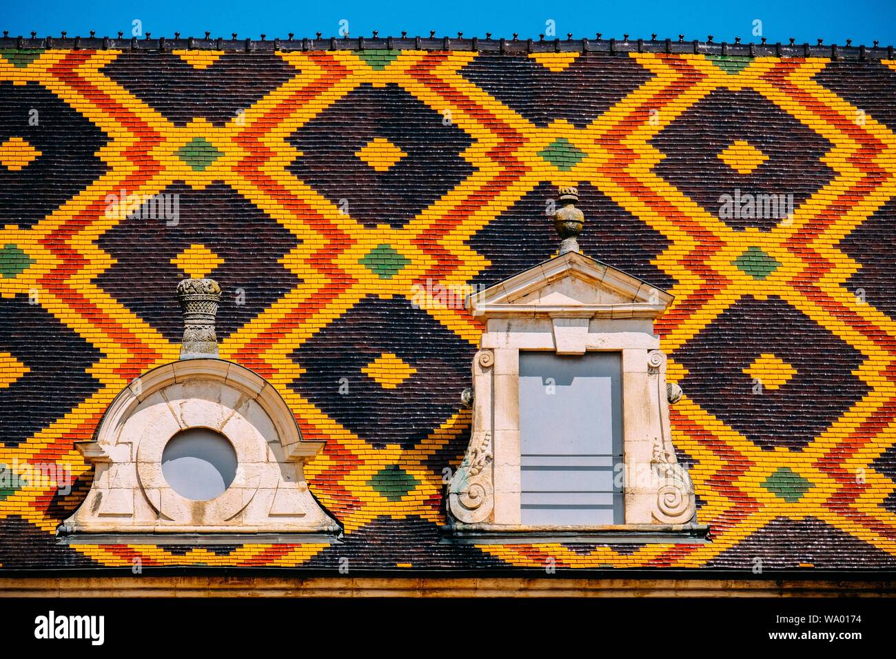 Burgundisches Musterdach des Hospices de Beaune oder des Museums Hôtel-Dieu de Beaune in Beaune, Frankreich Stockfoto