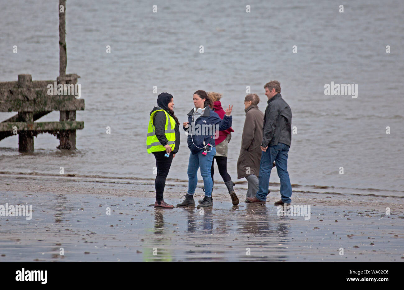 Portobello, Edinburgh, Schottland, Großbritannien. 16. August 2019. Filmen ist unterwegs auf einem Dreich und windigen Strand für die BBC-Adaption von Emma Healys hit Roman Elizabeth Fehlt, starring Academy Award Gewinner Glenda Jackson, den Kanal angekündigt hat. Jackson wird die Rolle von Maud in der one-off Funktion Länge drama spielen, ihre Rückkehr auf den Bildschirm Markierung nach über 25 Jahren. "Elizabeth Fehlt verbindet eine spannende Rätsel mit einer Ausschreibung noch unerschrockene Erforschung der Frau, Kampf mit Demenz. Wenn ihre beste Freundin Elizabeth verloren geht. Credit: Bogen Weiß/Alamy Leben Nachrichten. Stockfoto