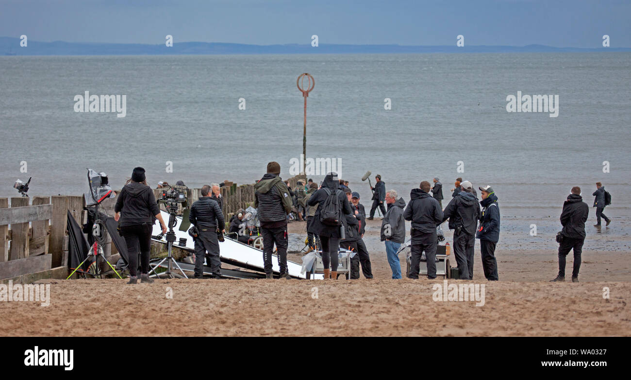 Portobello, Edinburgh, Schottland, Großbritannien. 16. August 2019. Filmen ist unterwegs auf einem Dreich und windigen Strand für die BBC-Adaption von Emma Healys hit Roman Elizabeth Fehlt, starring Academy Award Gewinner Glenda Jackson, den Kanal angekündigt hat. Jackson wird die Rolle von Maud in der one-off Funktion Länge drama spielen, ihre Rückkehr auf den Bildschirm Markierung nach über 25 Jahren. "Elizabeth Fehlt verbindet eine spannende Rätsel mit einer Ausschreibung noch unerschrockene Erforschung der Frau, Kampf mit Demenz. Wenn ihre beste Freundin Elizabeth verloren geht. Credit: Bogen Weiß/Alamy Leben Nachrichten. Stockfoto