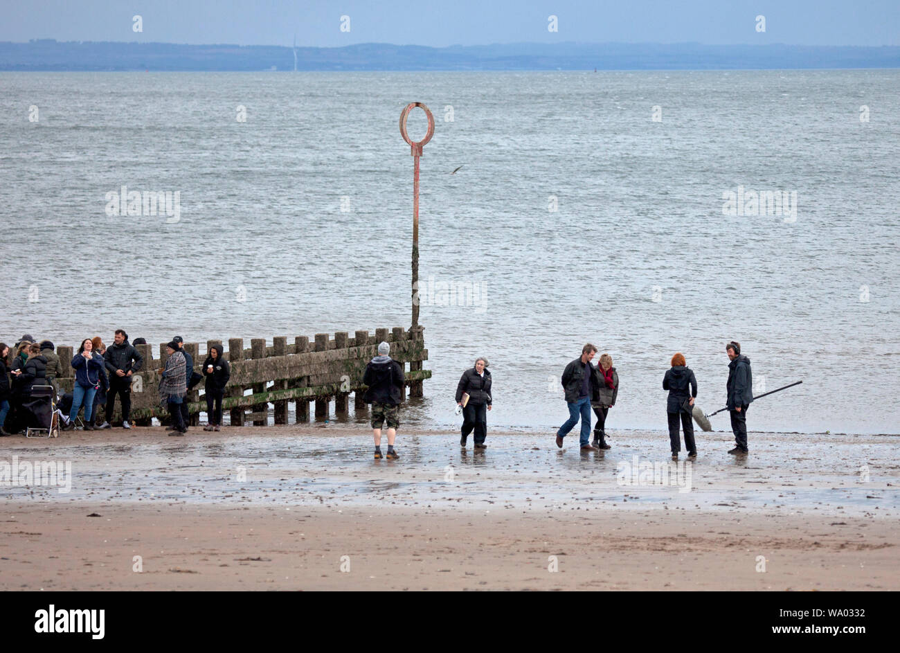 Portobello, Edinburgh, Schottland, Großbritannien. 16. August 2019. Filmen ist unterwegs auf einem Dreich und windigen Strand für die BBC-Adaption von Emma Healys hit Roman Elizabeth Fehlt, starring Academy Award Gewinner Glenda Jackson, den Kanal angekündigt hat. Jackson wird die Rolle von Maud in der one-off Funktion Länge drama spielen, ihre Rückkehr auf den Bildschirm Markierung nach über 25 Jahren. "Elizabeth Fehlt verbindet eine spannende Rätsel mit einer Ausschreibung noch unerschrockene Erforschung der Frau, Kampf mit Demenz. Wenn ihre beste Freundin Elizabeth verloren geht. Credit: Bogen Weiß/Alamy Leben Nachrichten. Stockfoto
