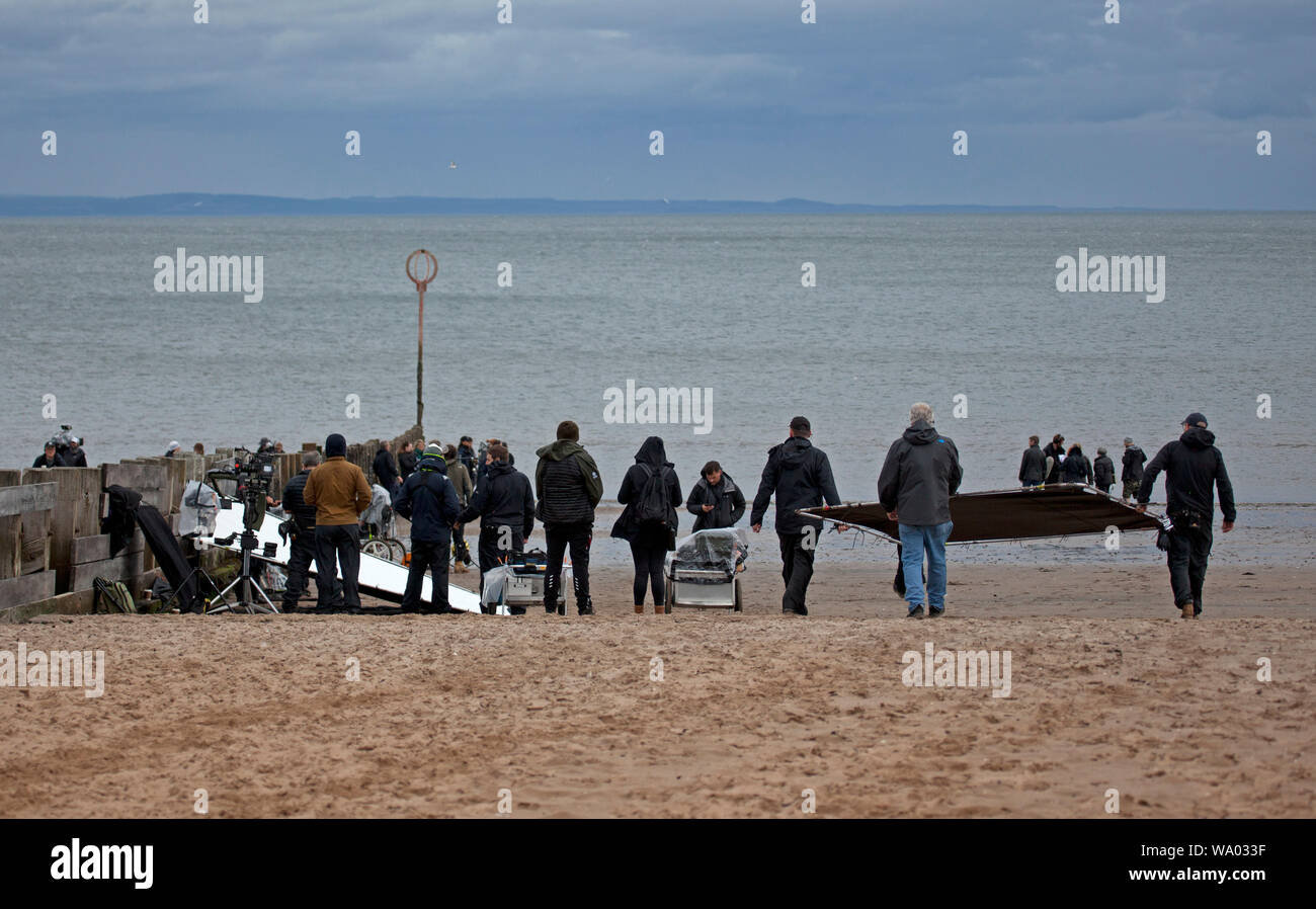 Portobello, Edinburgh, Schottland, Großbritannien. 16. August 2019. Filmen ist unterwegs auf einem Dreich und windigen Strand für die BBC-Adaption von Emma Healys hit Roman Elizabeth Fehlt, starring Academy Award Gewinner Glenda Jackson, den Kanal angekündigt hat. Jackson wird die Rolle von Maud in der one-off Funktion Länge drama spielen, ihre Rückkehr auf den Bildschirm Markierung nach über 25 Jahren. "Elizabeth Fehlt verbindet eine spannende Rätsel mit einer Ausschreibung noch unerschrockene Erforschung der Frau, Kampf mit Demenz. Wenn ihre beste Freundin Elizabeth verloren geht. Credit: Bogen Weiß/Alamy Leben Nachrichten. Stockfoto