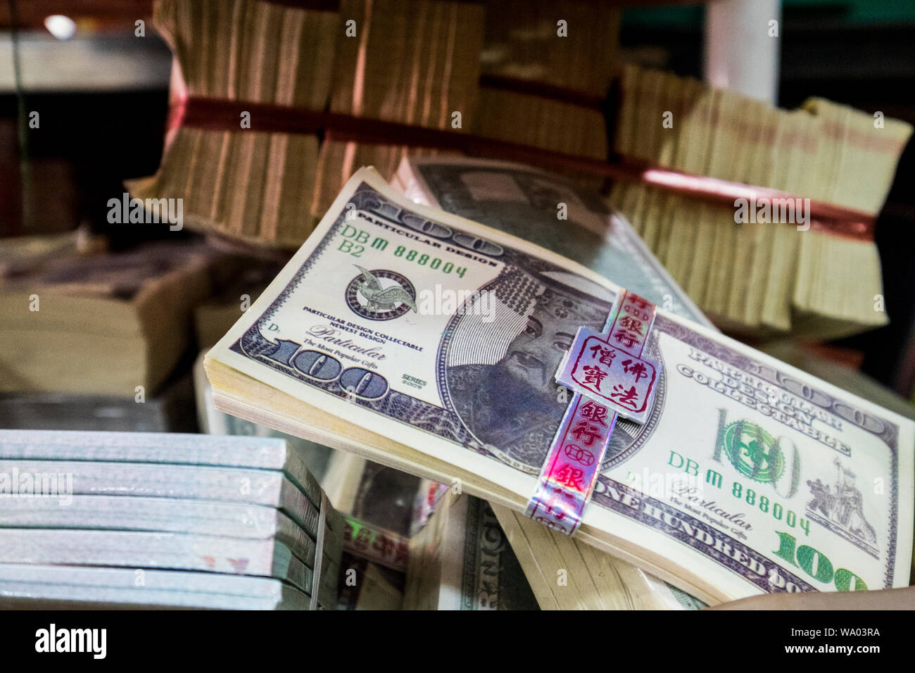 Gefälschtes Geld, als buddhistische Angebote verwendet. Bei einer religiösen Shop in Alor Setar, Kedah, Malaysia. Stockfoto
