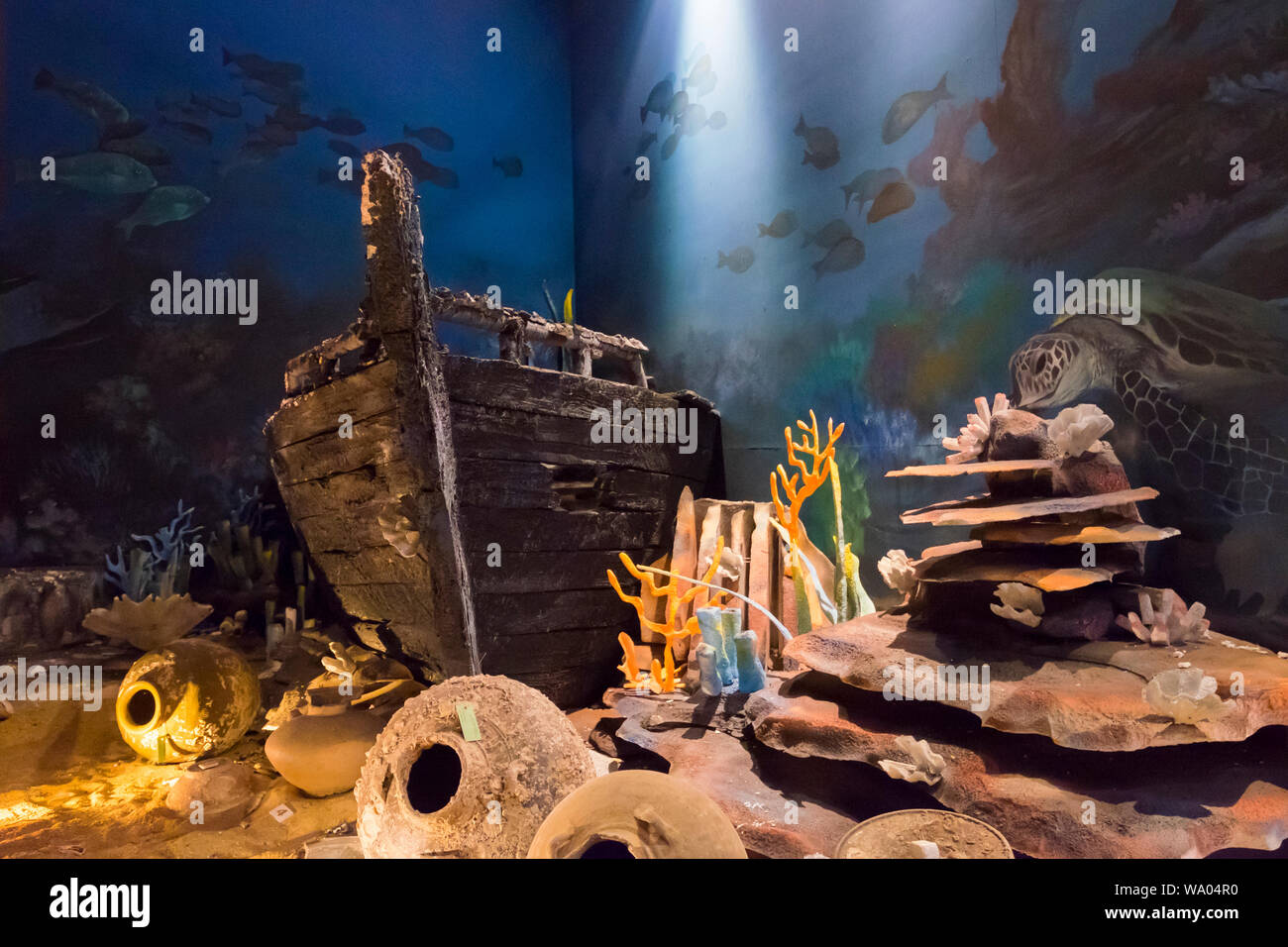 Ein lebensgrosses Diorama von einem Schiffswrack und Korallenriff am Staatlichen Museum in Kuala Terengganu, Malaysia. Stockfoto