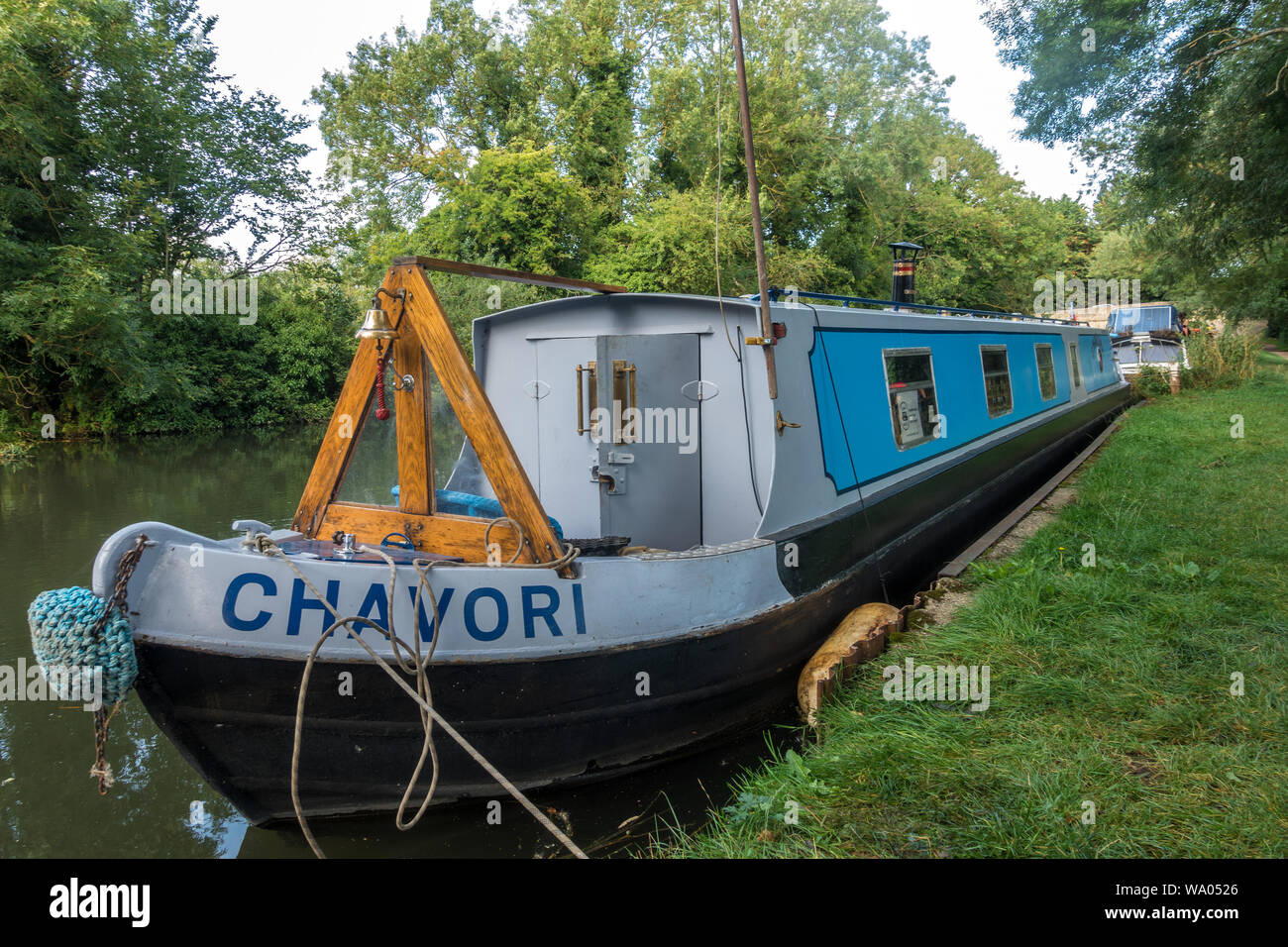 Narrowboats günstig auf der Seite des Flusses Kennet bei Lesung in Berkshire, Großbritannien. Eine ruhige, friedliche Szene in Berkshire. Stockfoto