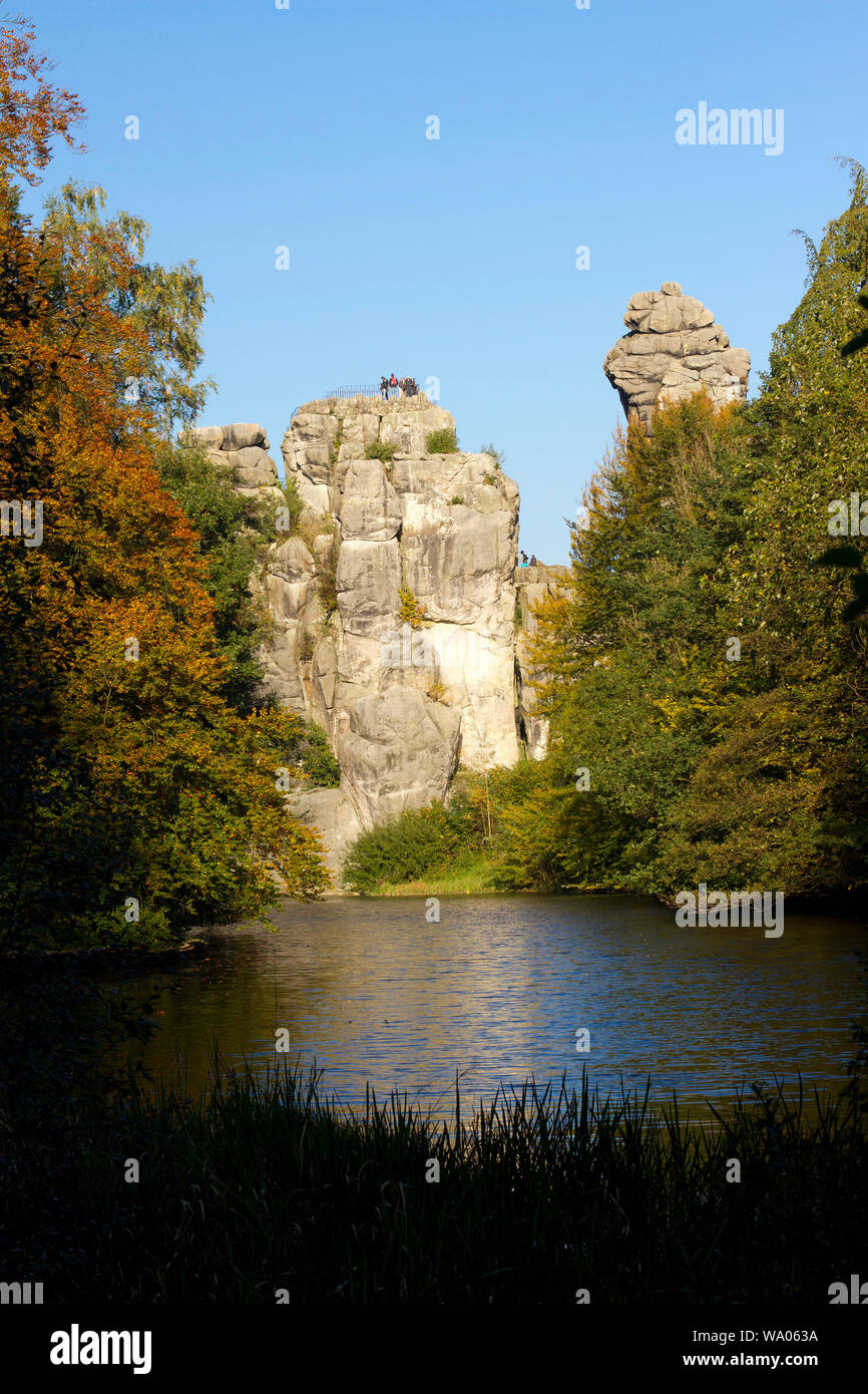 Deutschland, Nordrhein-Westfalen, Teutoburger Wald, Externsteine mit Wiembecke-Teich, 30019369 *** Local Caption *** Stockfoto