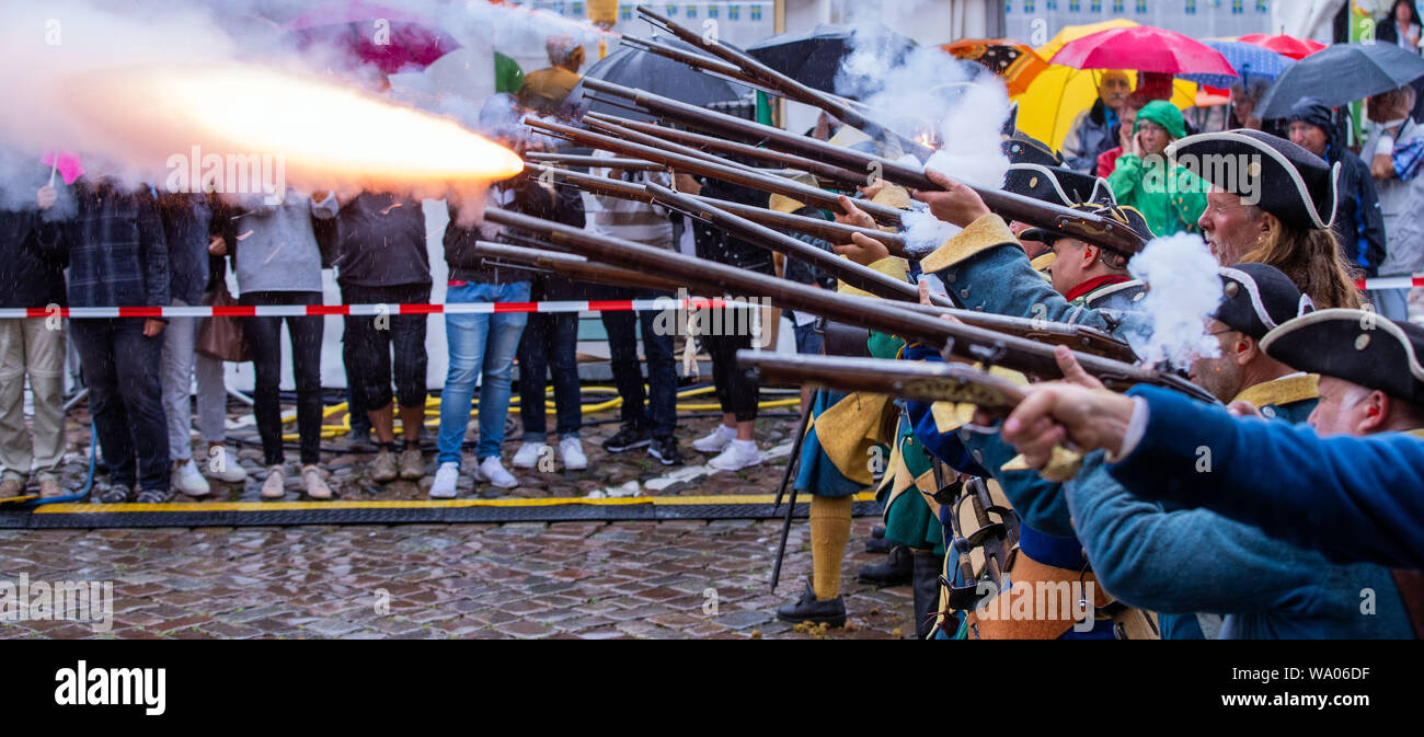 Wismar, Deutschland. 16 Aug, 2019. Mitglieder der militärhistorischen